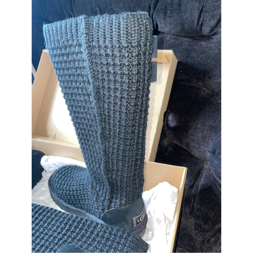 UGGS - Picture 4 of 6